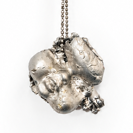 Diego Azzola, La bambola nella conchiglia peltro,11x45x2cm,2026 (2)